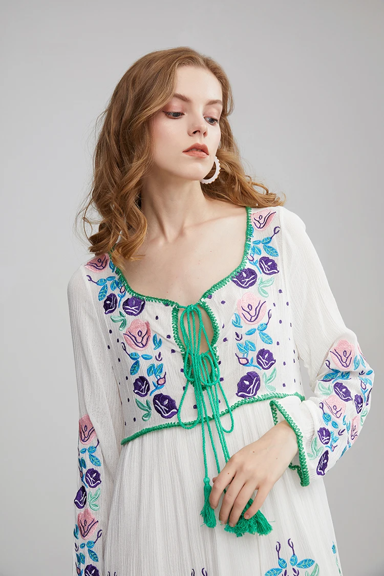 Модное красивое белое длинное платье с поясом украшенное цветочной вышивкой 2019