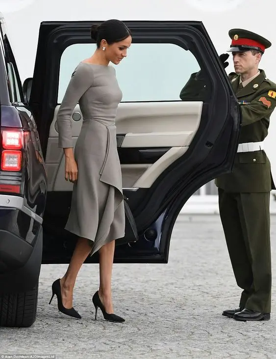 Серое платье для матери невесты свадебное длиной ниже колена 2021 стильные женские