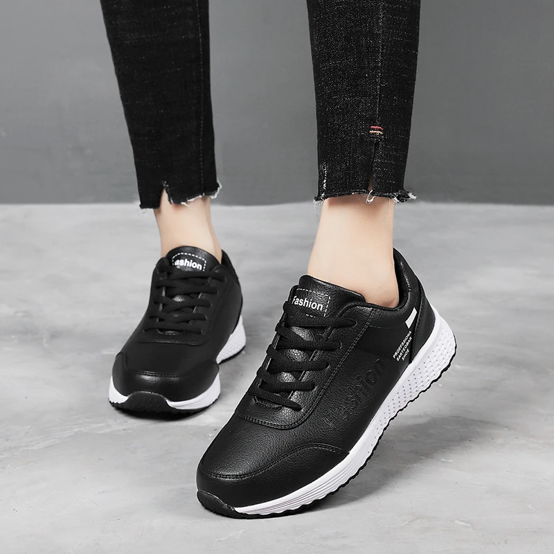 Женские кроссовки на шнуровке Tenis Feminino черные спортивные плоской подошве с