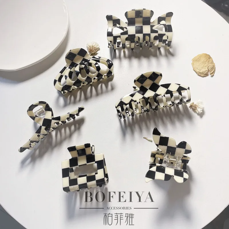 Заколка-краб для волос женская ацетатная в черно-белую клетку |
