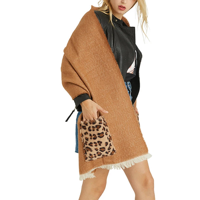 Женский шарф с леопардовым принтом теплый мягкий карманами классический