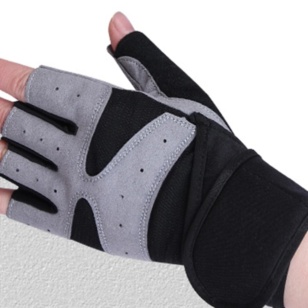 

1 Pair of Half Finger Fitness Anti-slip Silicone Riding Glove Absorption Palm Protector for Training Fitness - Size M(Bla