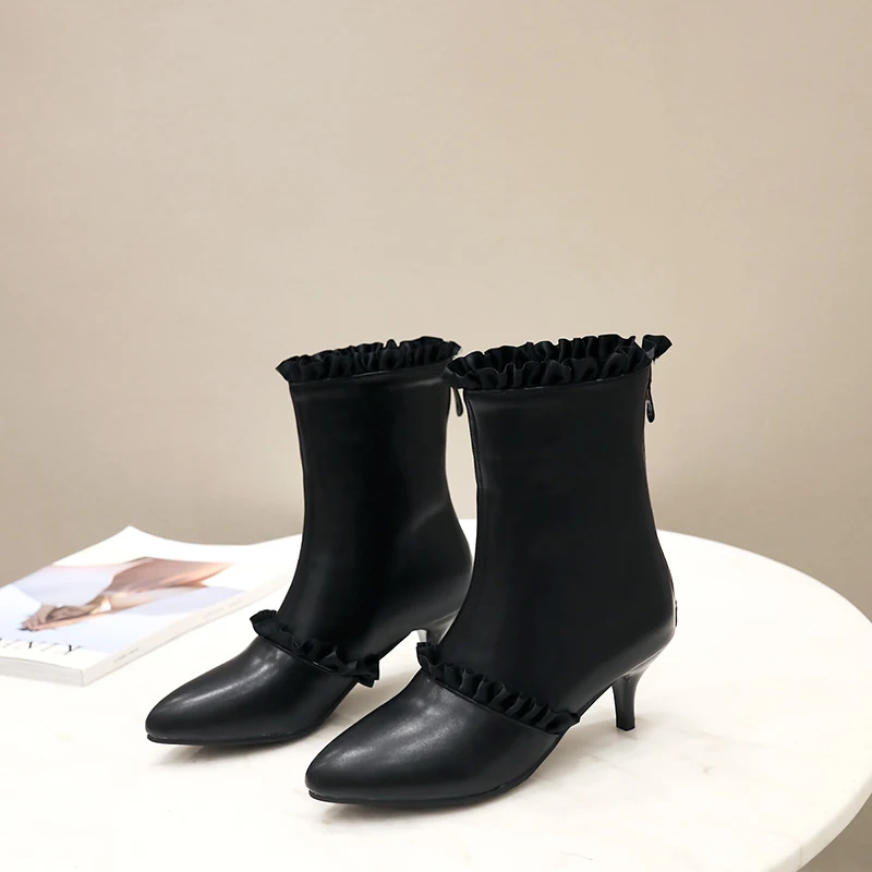 Детские ботинки милые розовые короткие на низком каблуке средней длины шнуровке