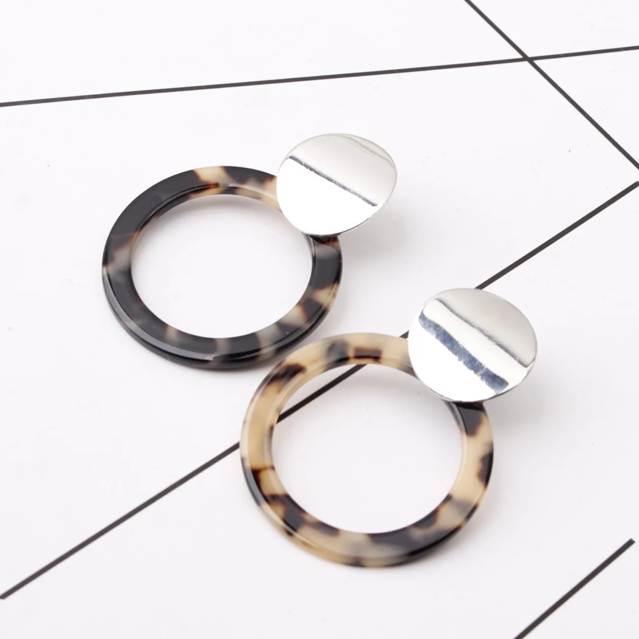 

New exaggerated retro earrings female personality ethnic style geometric round hollow acetate plate earrings