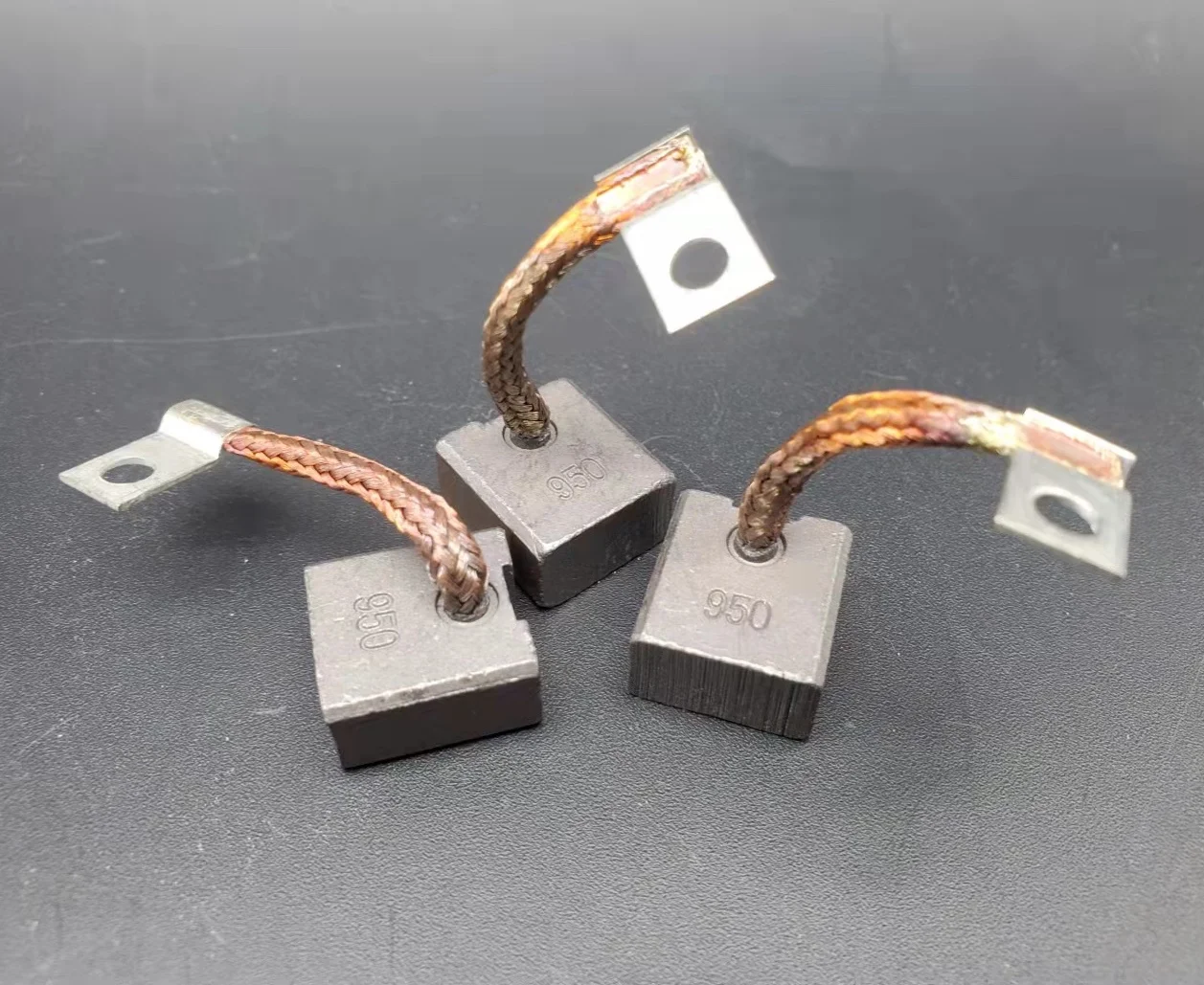 

3 шт 9*16*18mm щетка углеродная медный-содержащий для фотографий