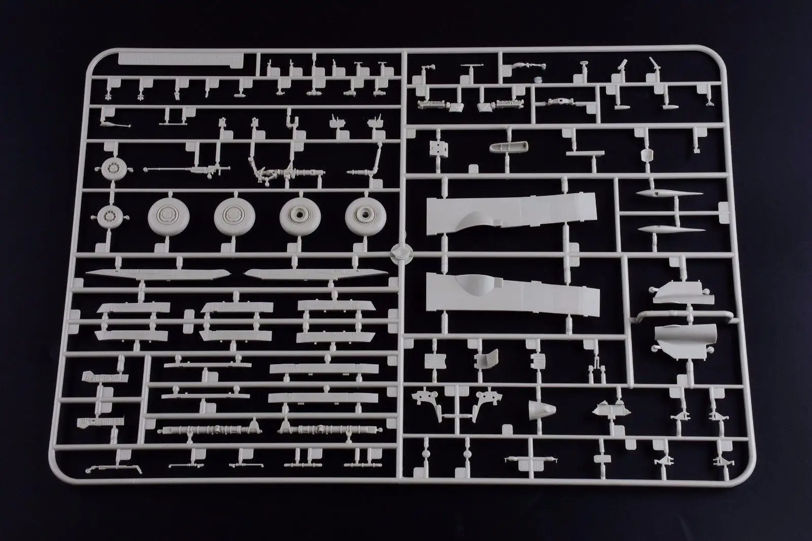 Kitty Hawk 80142 1/48 Su-35 Flanker E Assembly model New |
