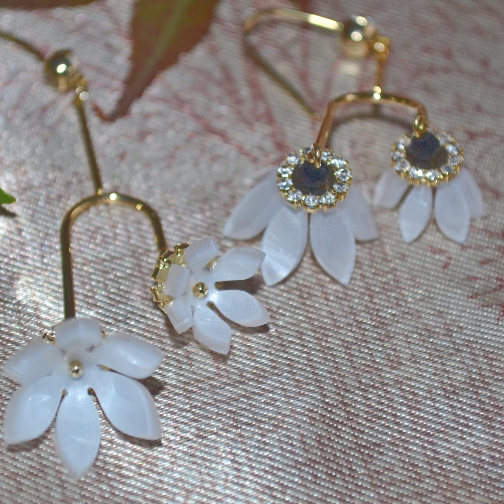 

Trendy Classic Earrings For Women and Girl Two White Flower Color Inlay Cubic Zircon Charming Fashion Jewelry For Party Earring