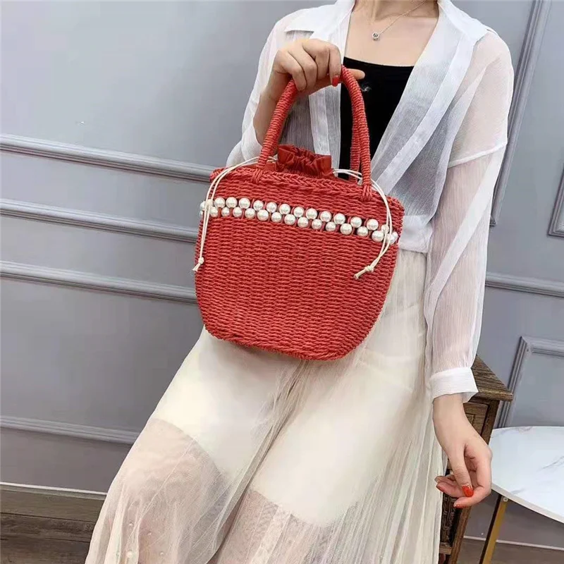 Женская сумка с инкрустированными жемчужинами соломенная верхними ручками