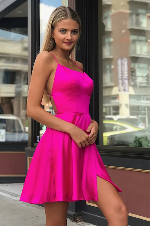 Женское атласное коктейльное платье фиолетовое короткое с открытой спиной для