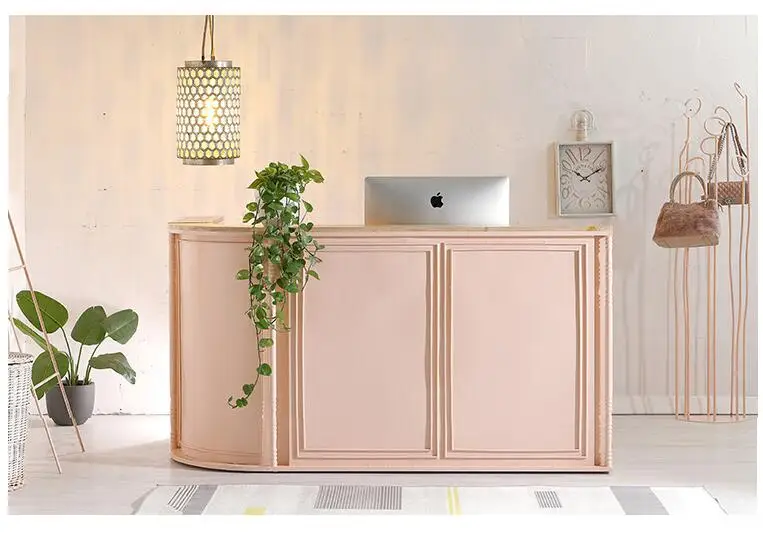 Касса. Небольшая стойка регистрации магазина. Приём стол. Счетчик. Простой