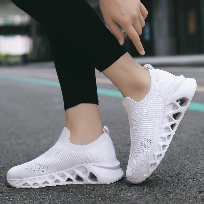 

Новые весенние маленькие белые женские туфли студенческие высокие кроссовки с граффити Светящиеся в темноте Корейская версия школьная обу...