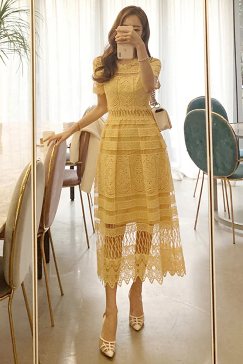 Женское кружевное платье средней длины элегантное желтое винтажное с коротким