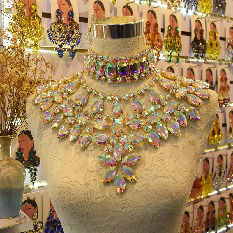 Комплект из колье и серёг с кристаллами