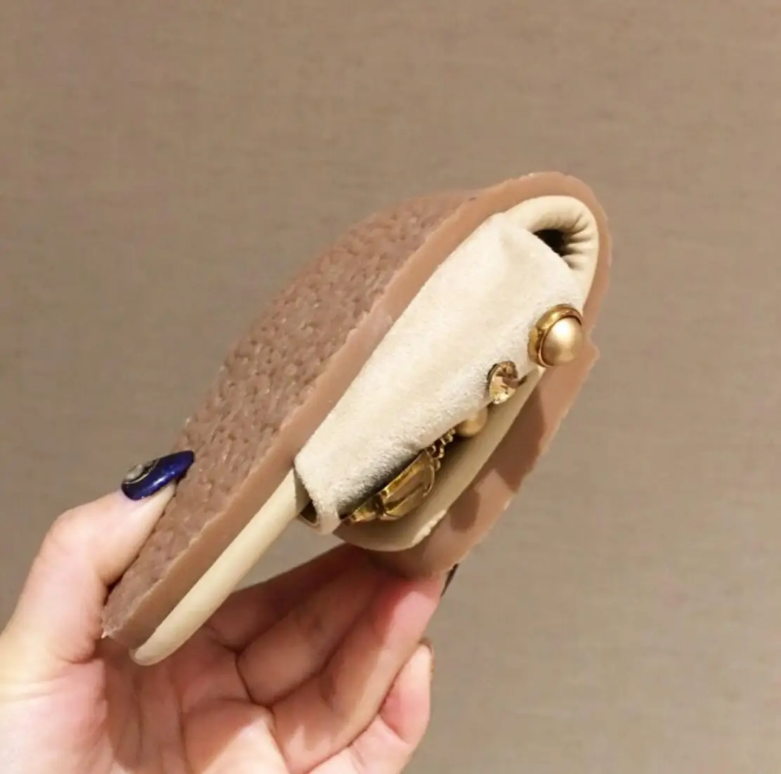 Женские шлепанцы новинка 2020 сандалии на плоской подошве с жемчужными заклепками