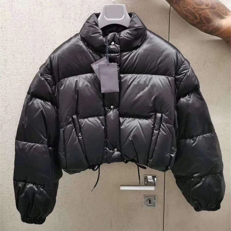 Женская пуховая куртка с воротником-стойкой черная/светло-голубая короткая со