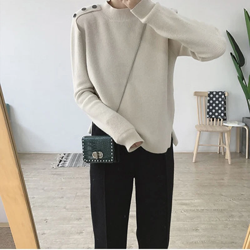 Женский свободный свитер с открытыми плечами толстый пуговицами и круглым