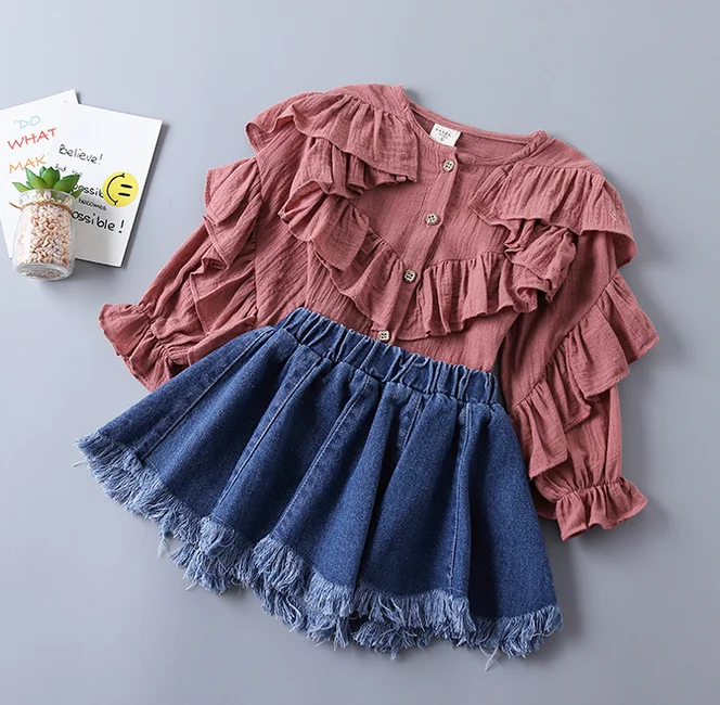 

Pudcoco для девочек из хлопка и джинсовой ткани; Комплект из двух вещей детская Однотонная рубашка с рюшами и неподшитой кромкой джинсовая юбка...