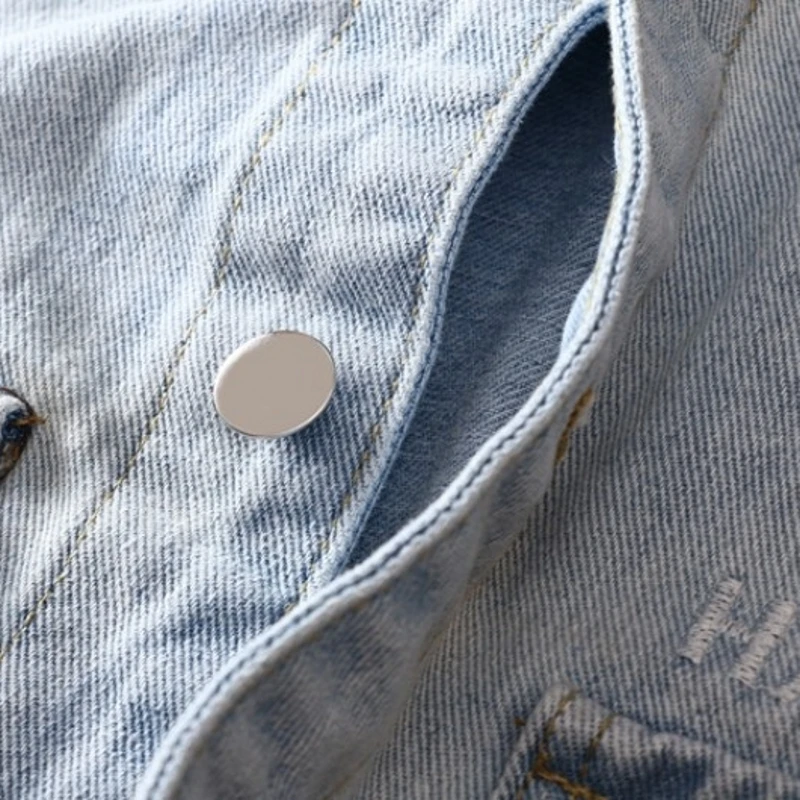 Мужской джинсовый жилет с дырками голубой облегающий Повседневный потертостями