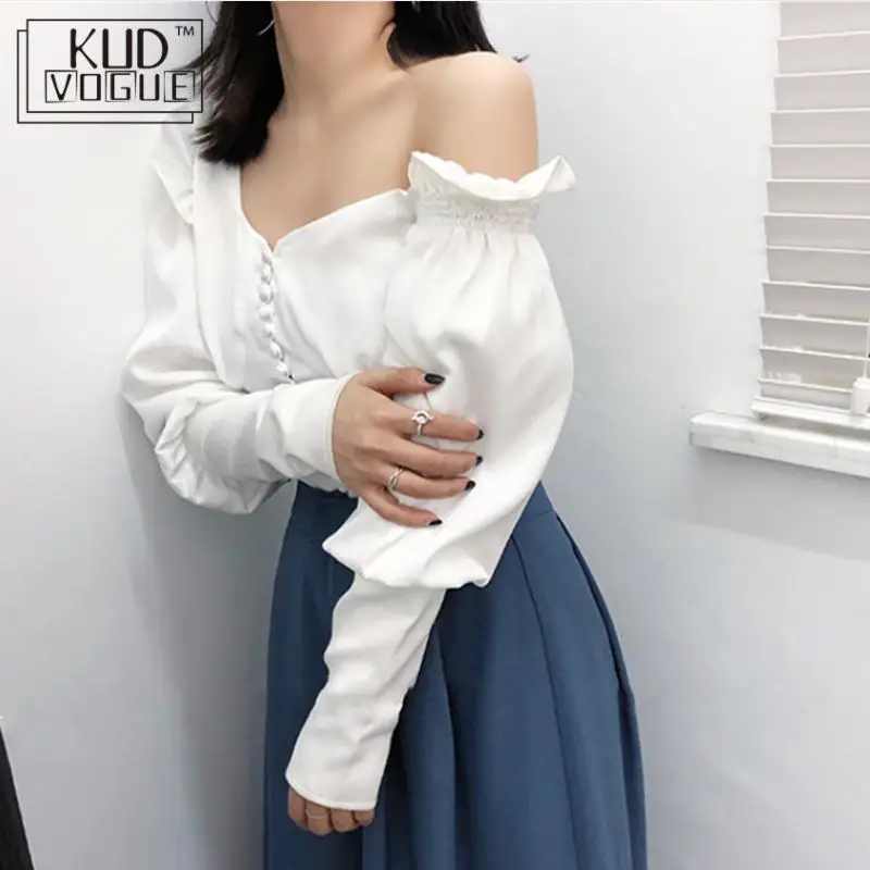 Женская ассиметричная блузка белая с рукавом фонариком и оборками на