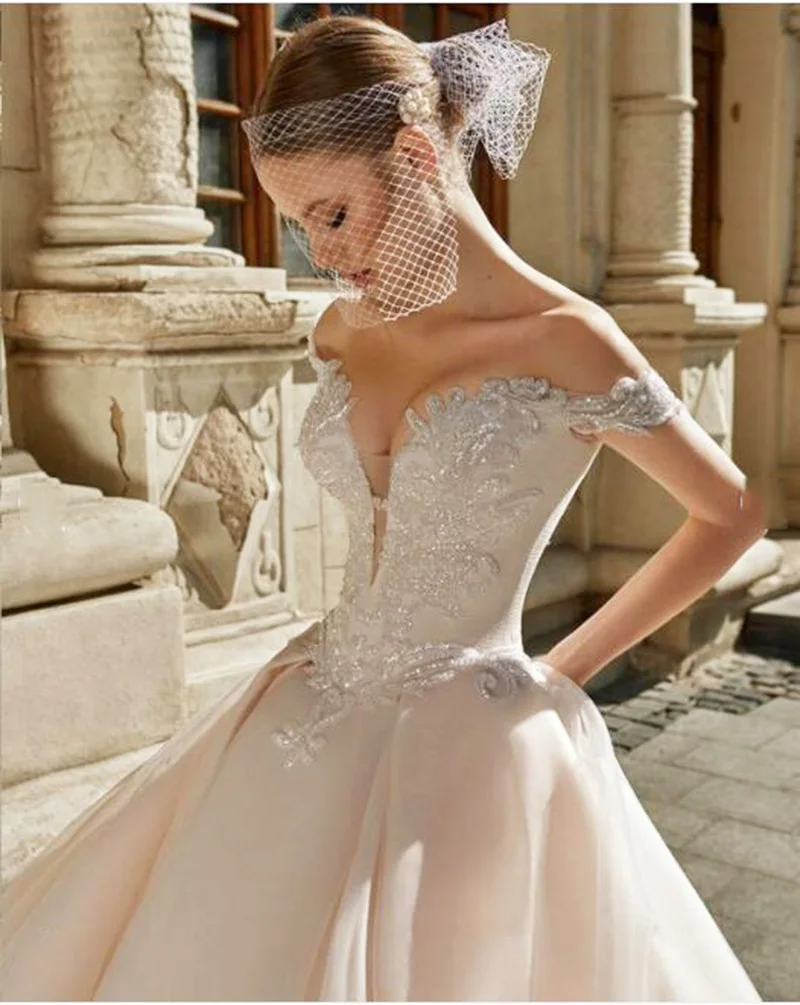 Женское свадебное платье элегантное бальное с V-образным вырезом и шлейфом лето