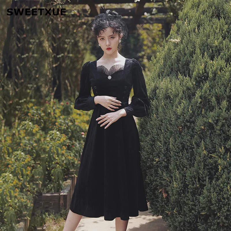 Женское бархатное платье миди с квадратным вырезом и рукавами