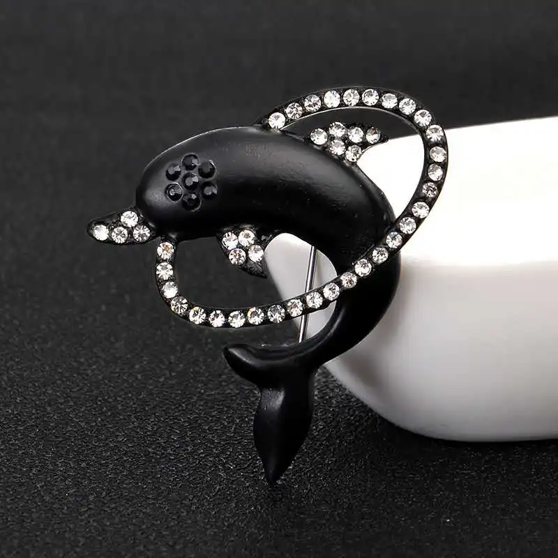 Яркая и свежая черная брошь в форме дельфина для мужчин женщин свадебная милая