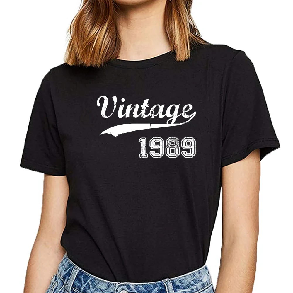 

Женская черная короткая футболка с принтом