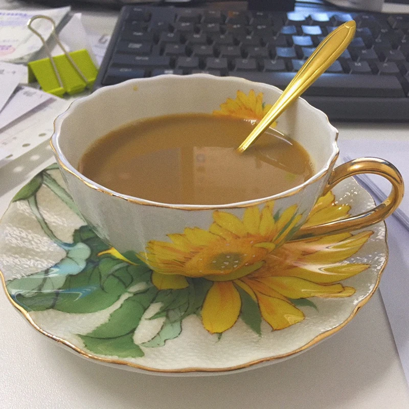 

Цветочный дизайн, Европейский кофейный набор из костяного фарфора, Высококачественная фарфоровая кофейная чашка и блюдце, роскошные подар...