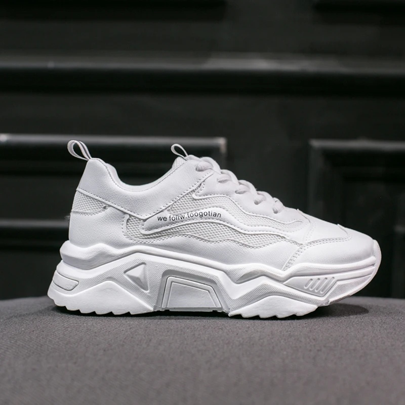 Модные белые кроссовки женские брендовые дамские на платформе не сужающиеся