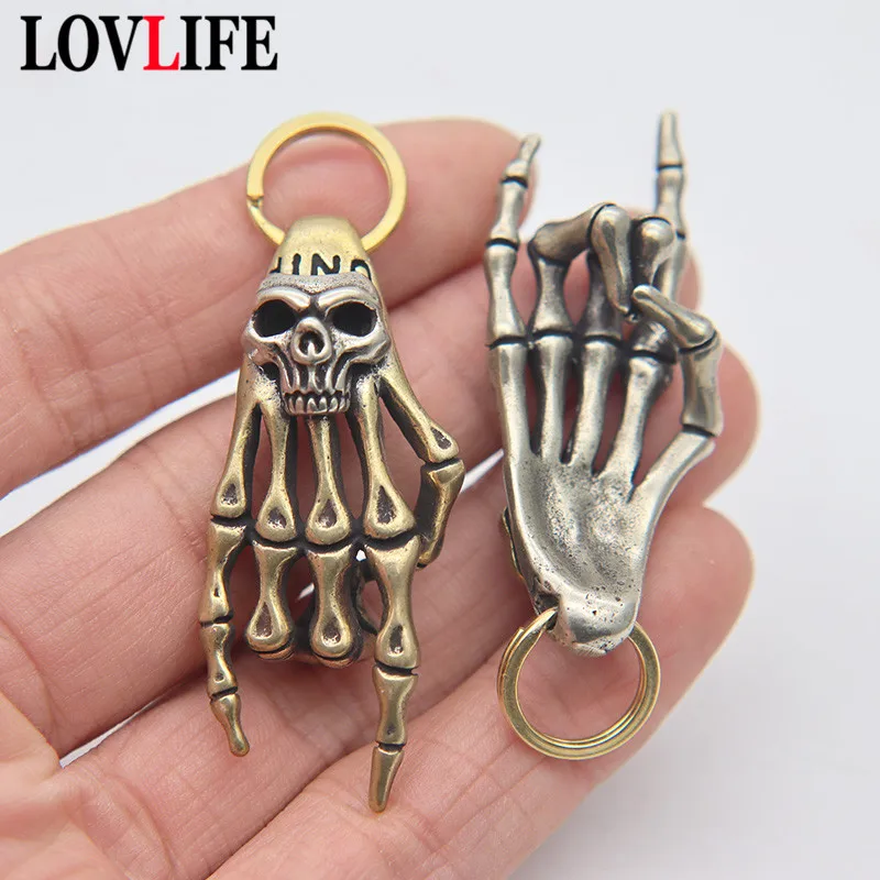 Металлический брелок в виде руки дьявола