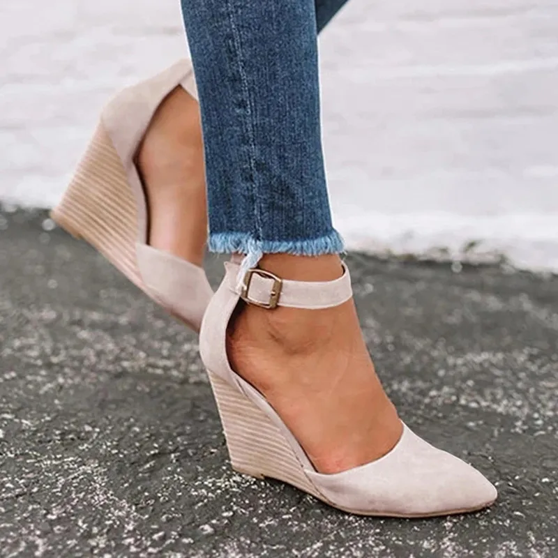 Женские босоножки на танкетке однотонные повседневные с острым носком пряжкой