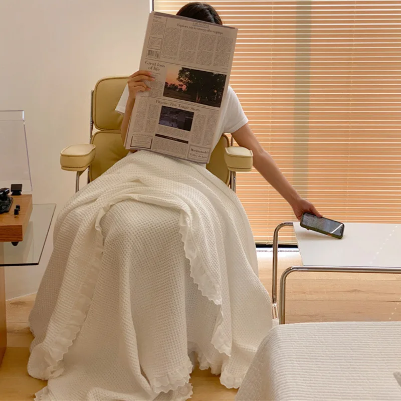 Хлопковое вафельное тисненое одеяло с кружевом в клетку белое розовое