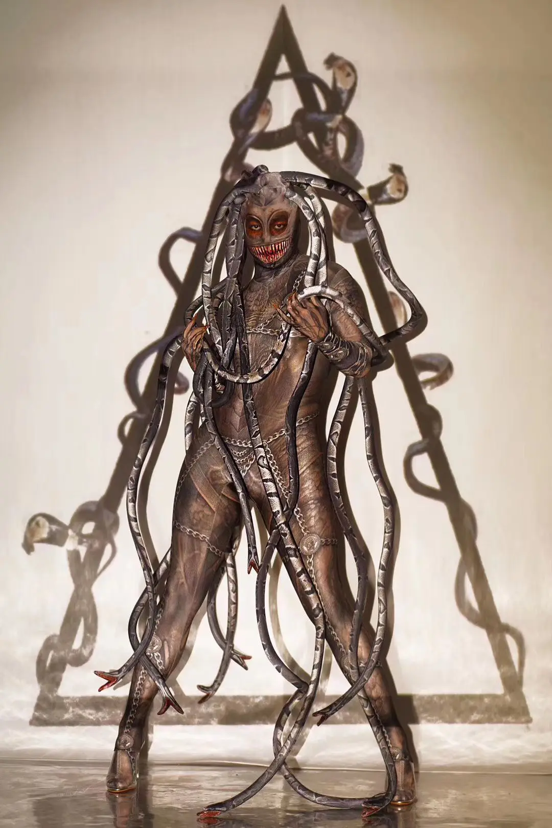 Страшный триллер специфический комбинезон женский и мужской костюм для