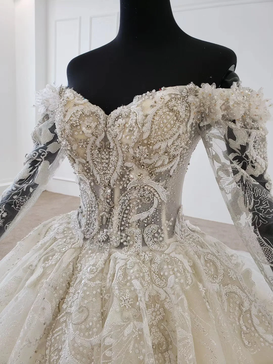 

Amazing Appliques Lace Crystals Ball Gown Wedding Dresses 2020 Romantic Scoop Neck Beaded Long Sleeve Princess Bridal Dresses