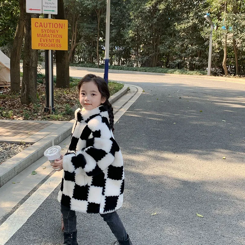 

2021 winter new children's wear girls' medium and long black and white check coat keep warm outerwear 2-405