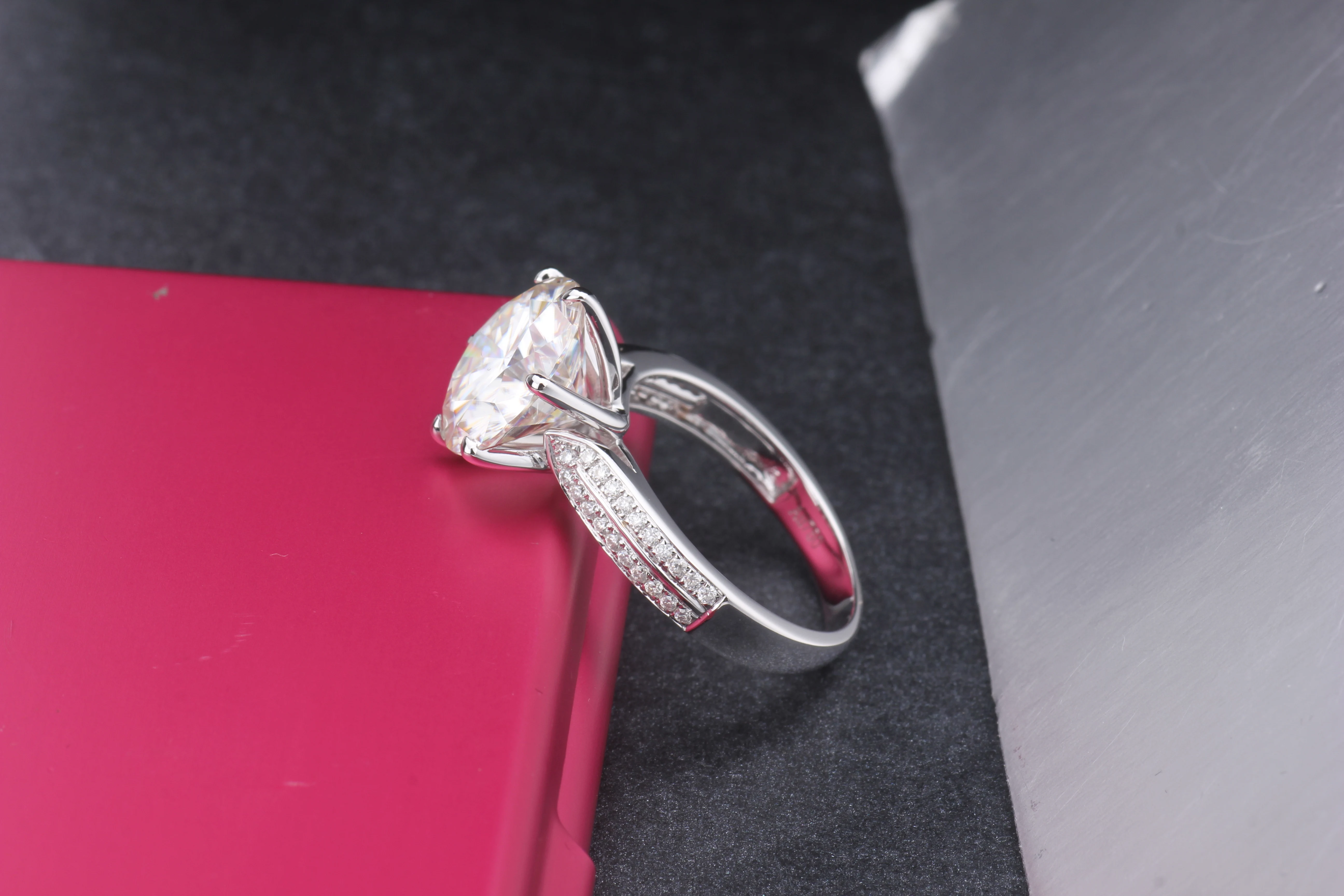 Женское Обручальное кольцо с муассанитом 18 к | Украшения и аксессуары