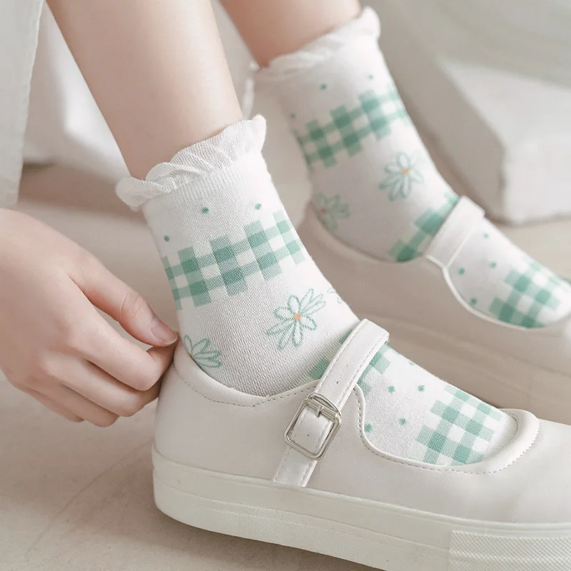 

2021 Spring and Summer New Socks Female Green Lattice Lace Bubble Three-dimensional Small Floral Twist Tube Student Socks