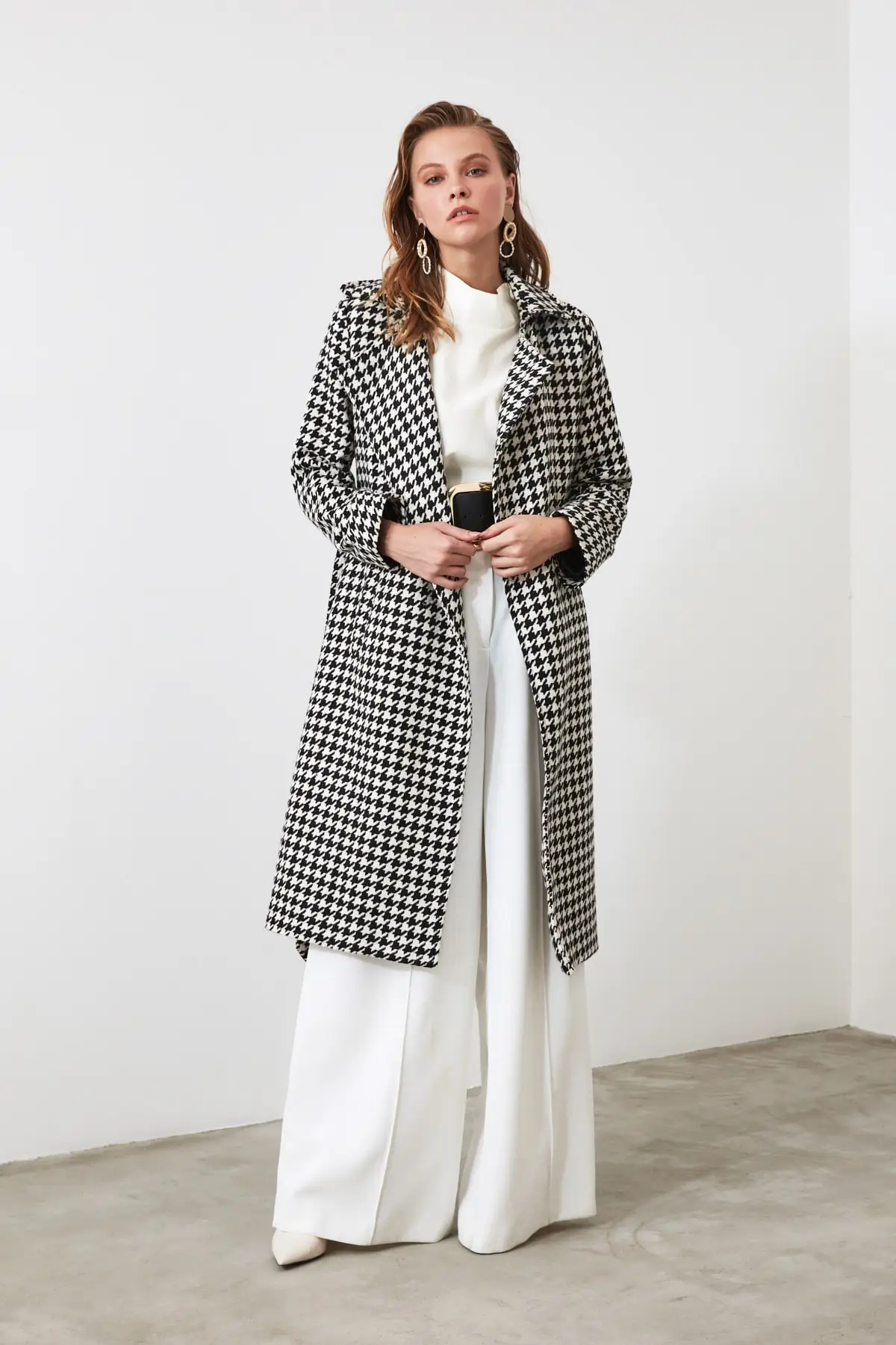 Трендовое черное арочное штемпельное пальто TWOAW20KB0028|Женские куртки| |