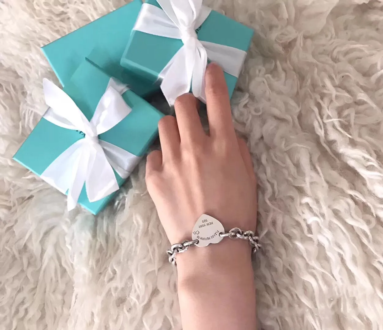 

Ms S925 pure silver perforated heart-shaped bracelet, sweet and romantic style, high quality accessories, holiday gifts