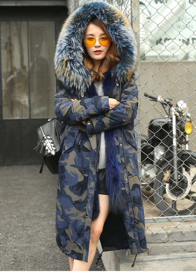 Женское длинное пальто с подкладкой из натурального меха енота зимняя