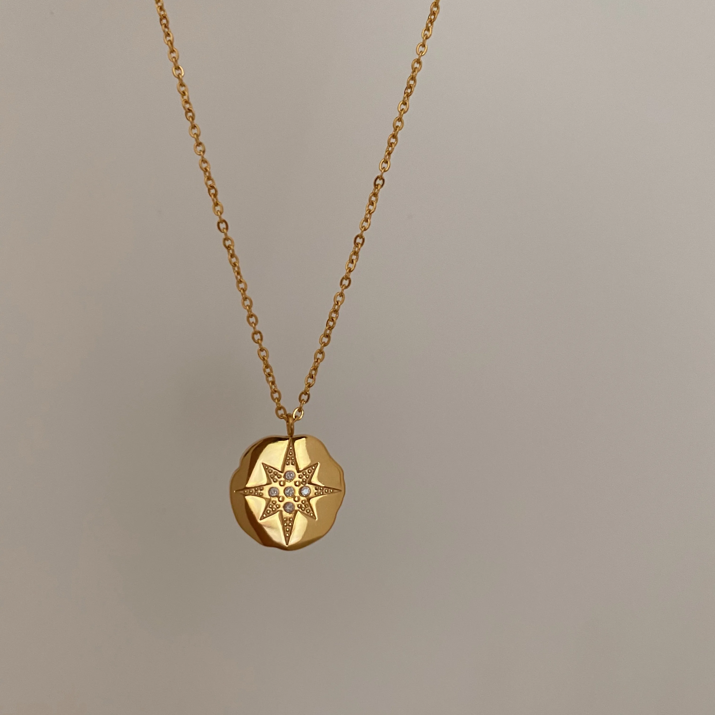 Ожерелье-чокер из титана и 18-каратного золота с цирконами звездочками женское