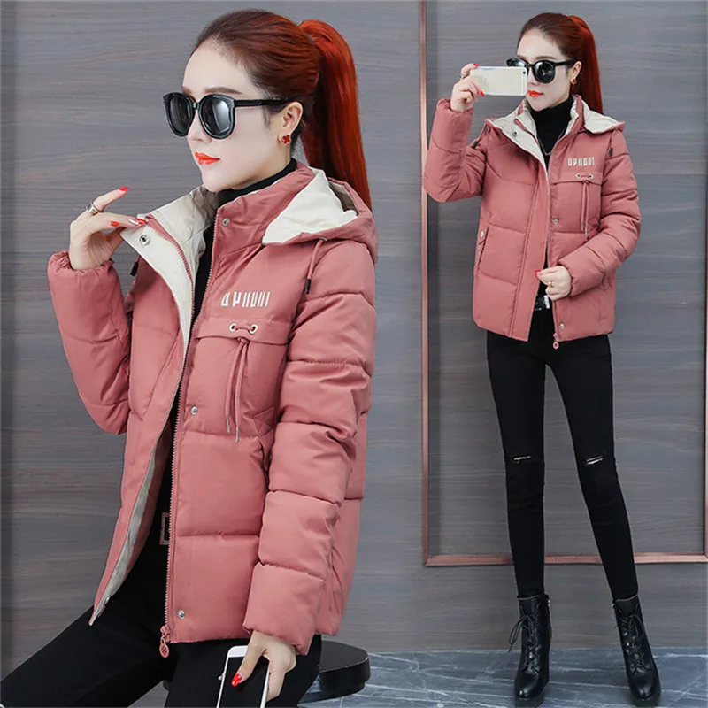 Зимняя куртка женская черная свободного размера плюс с капюшоном короткая