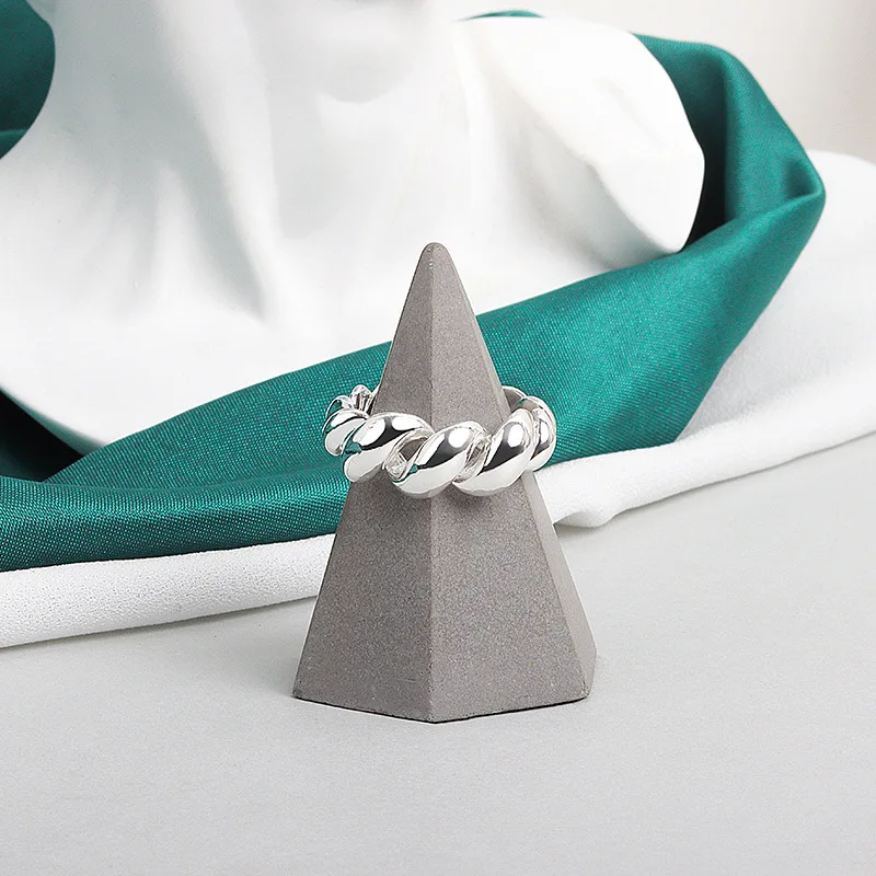 

Fashion Gold Color Twisted Rings For Women Accessories, Simple Silver Colour Ring Female Copper Finger Jewelry 2021
