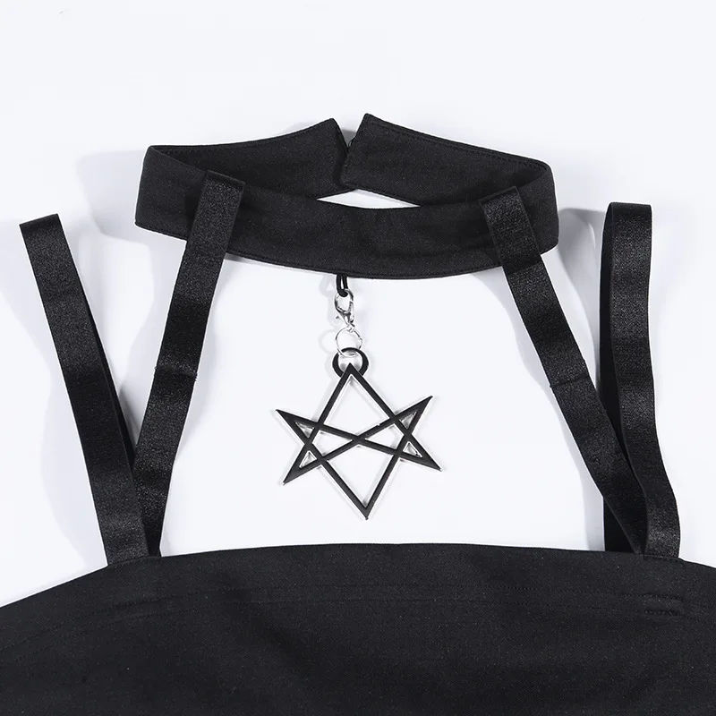 Женское платье в готическом стиле черное облегающее без рукавов с лямками виде