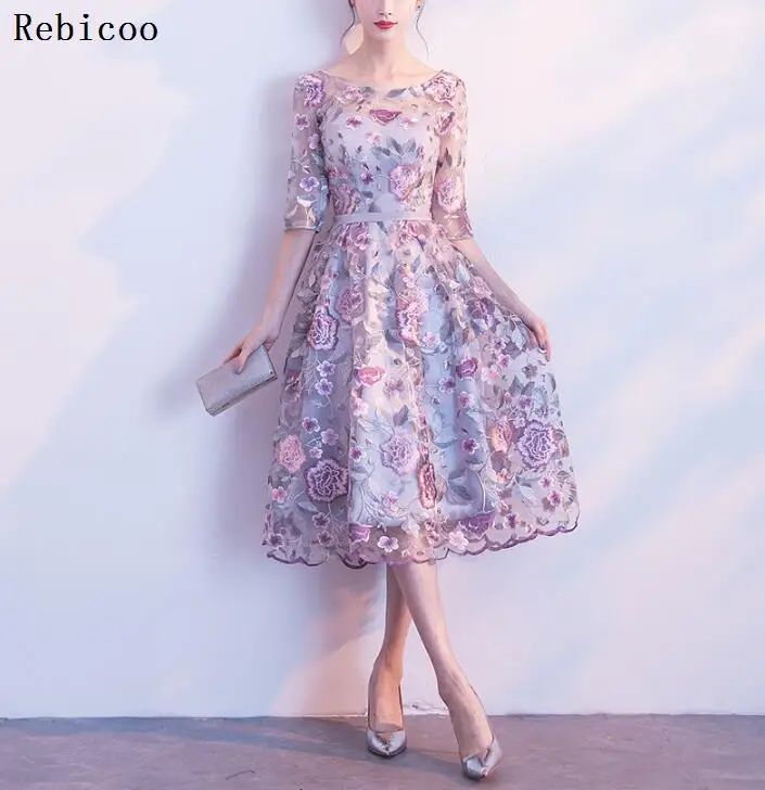 Женское кружевное платье с кристаллами белое винтажное бальное на шнуровке