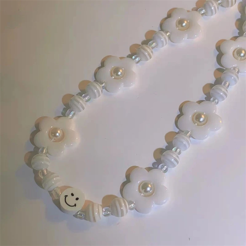 Simple White Flower Pearl Mobile Phone Lanyard Creative Soft Pottery Smiley Face Mobile Phone Chain Ladies Jewelry Best Gift