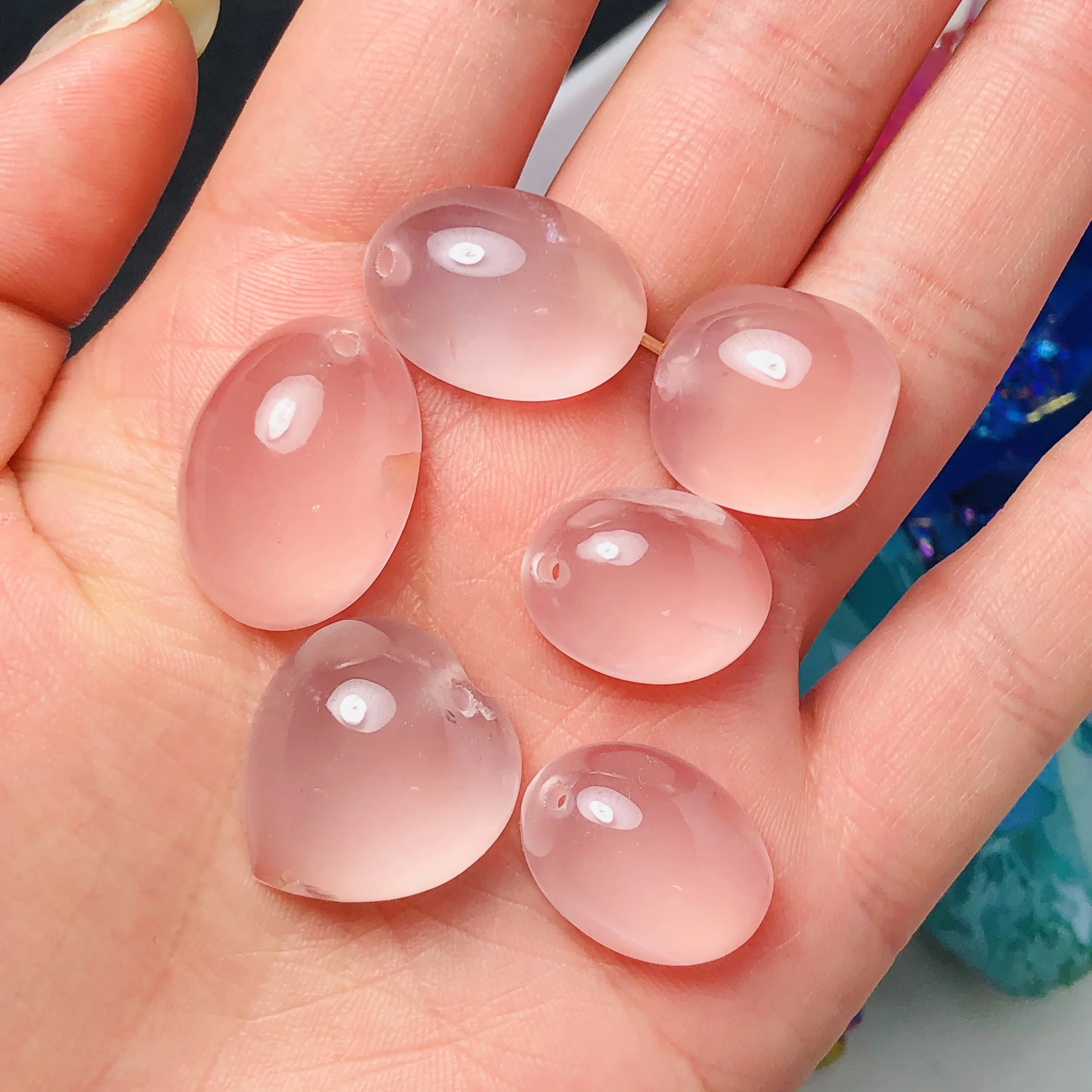 

2pcs Natural rose crystal small ladies pendant, fashion accessories jewelry