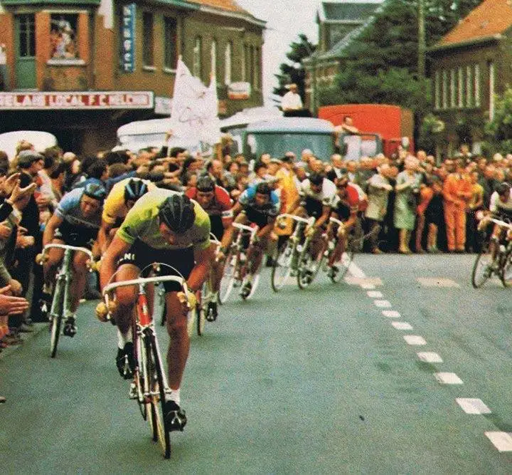 Велосипедная езда 1975 фотография Merckx атакует снова! Классические картины на