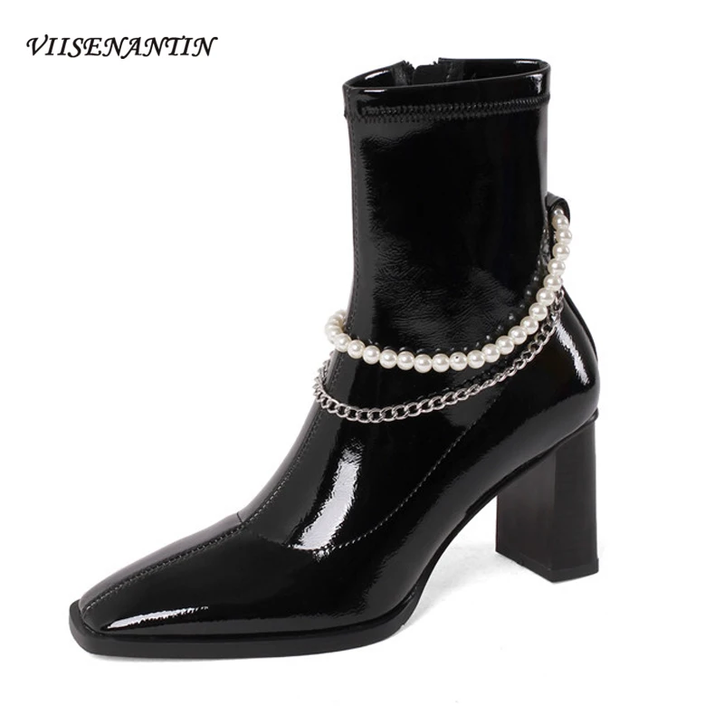 

Новые осенне-зимние короткие сапоги с украшением из жемчуга и цепей женские модные сапоги из лакированной кожи с квадратным носком на высок...