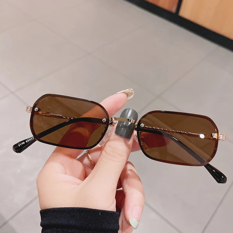 

Солнцезащитные очки в винтажном стиле для мужчин и женщин, поляризационные небольшие квадратные, в металлической оправе, с цветными линзам...